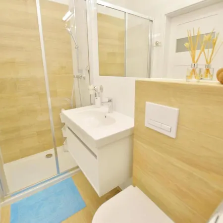 With Access To Sauna And Fitness 아파트 *